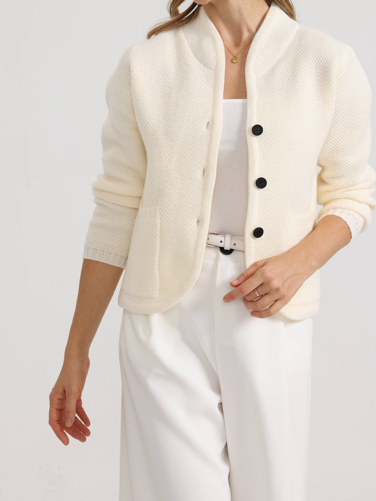 Maglione in maglia da donna con collo alto – comodo e intramontabile
