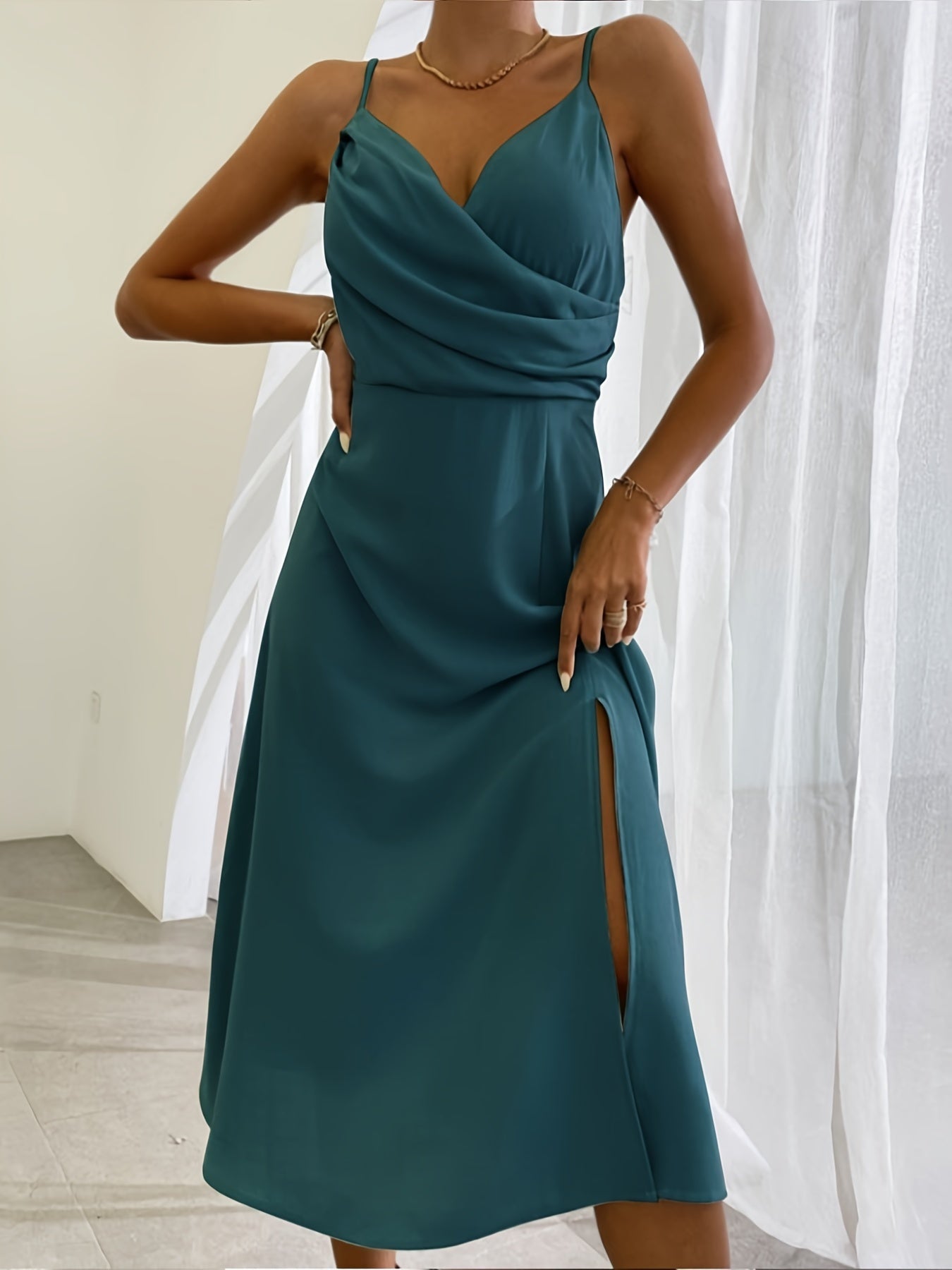 Vestido de verão com decote em V, abertura e alças finas