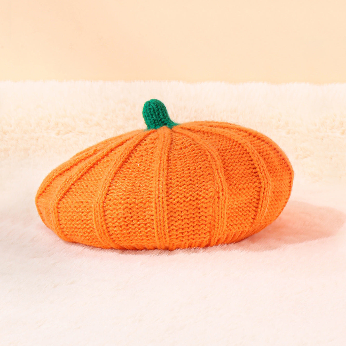 Fröhliche orangefarbene Strickmütze
