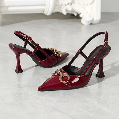 Escarpin avec boucle en métal