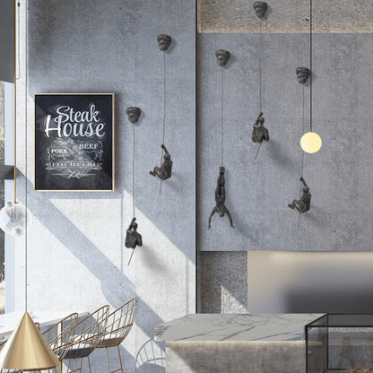 Conjunto de esculturas decorativas de pared con figuras trepadoras para una decoración moderna