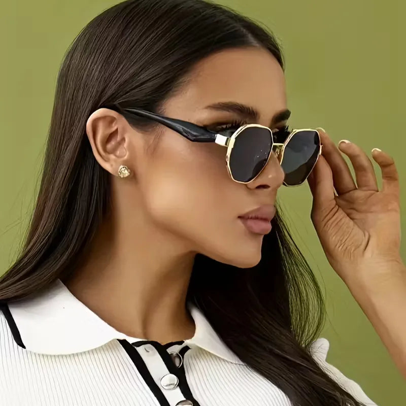 Lunettes de soleil avec monture dorée