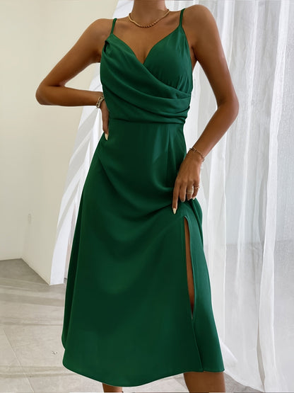 Vestido de verão com decote em V, abertura e alças finas