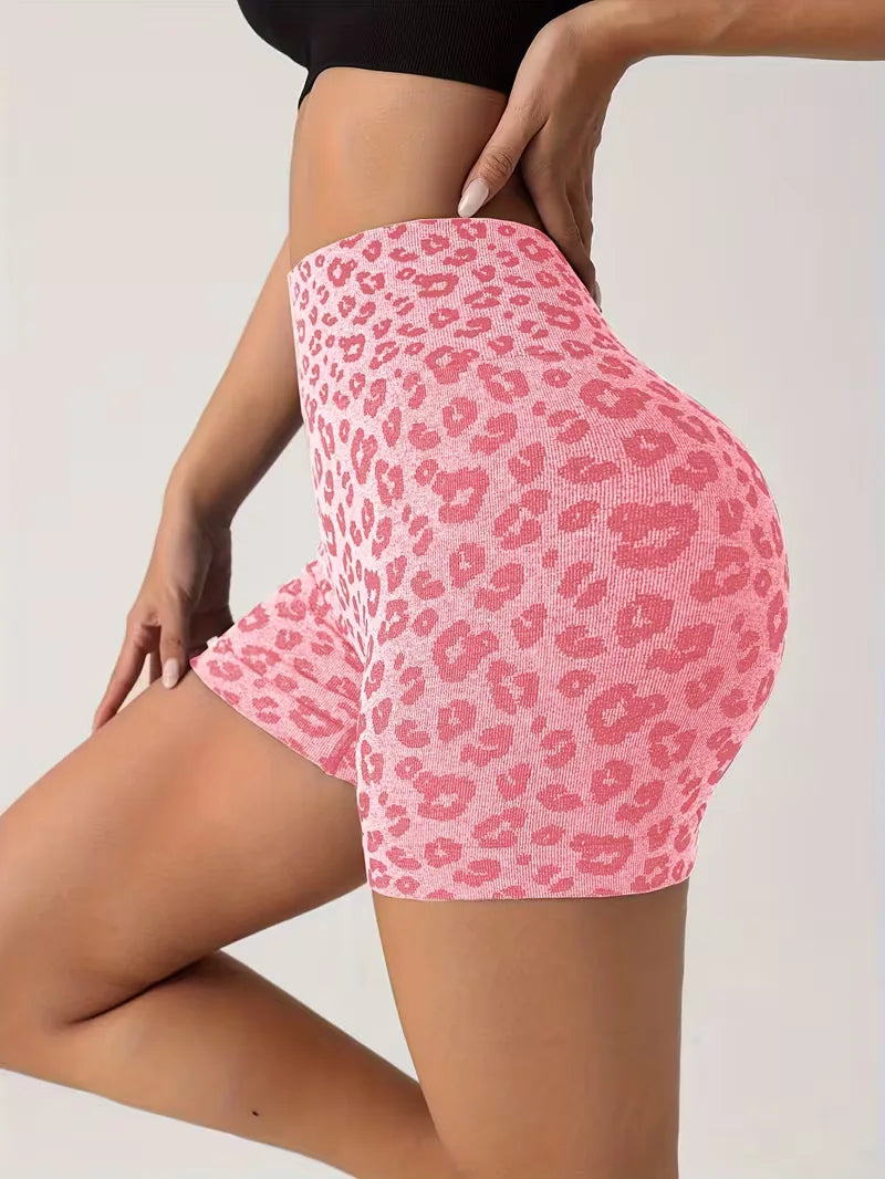 High-waisted shorts with leopard print