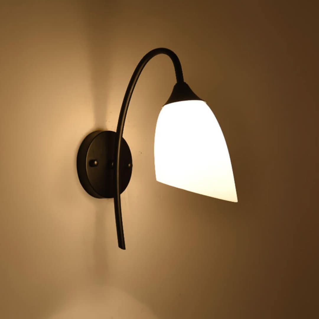 GloeiGlow - moderne skrå, klokkeformet vegglampe med arm