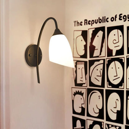 GloeiGlow - moderne skrå, klokkeformet vegglampe med arm