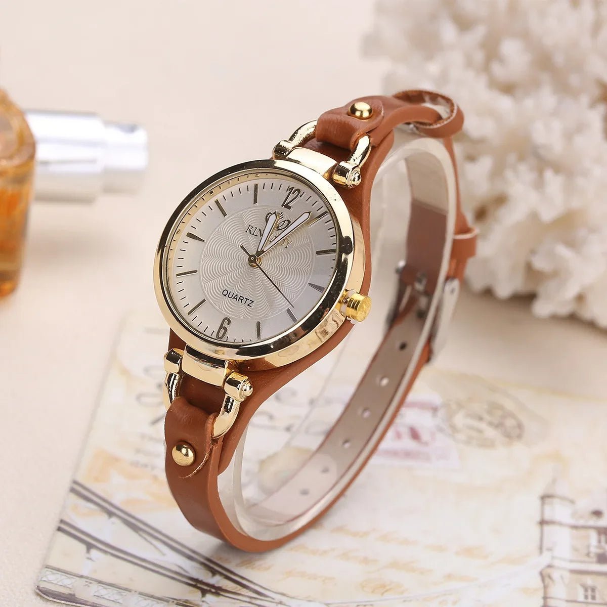Orologio da donna al quarzo con quadrante inciso e cinturino in pelle vegana