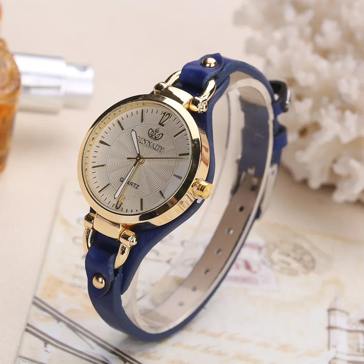 Orologio da donna al quarzo con quadrante inciso e cinturino in pelle vegana