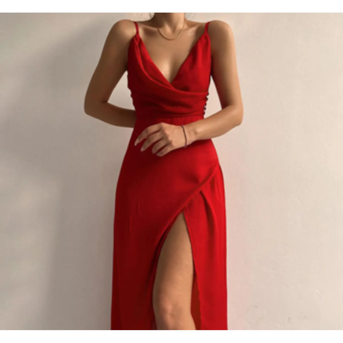 Vestido de verão com decote em V, abertura e alças finas