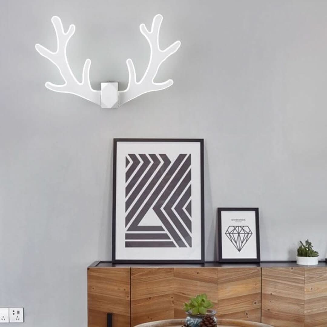 GeweiGlow - sencilla lámpara de pared con forma de asta y un brazo LED