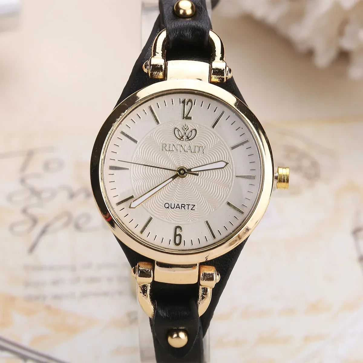 Orologio da donna al quarzo con quadrante inciso e cinturino in pelle vegana