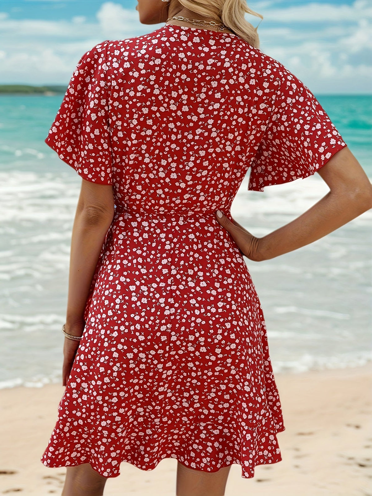 Leichtes Sommerkleid für Damen mit Blumenmuster und elegantem Wickeldesign