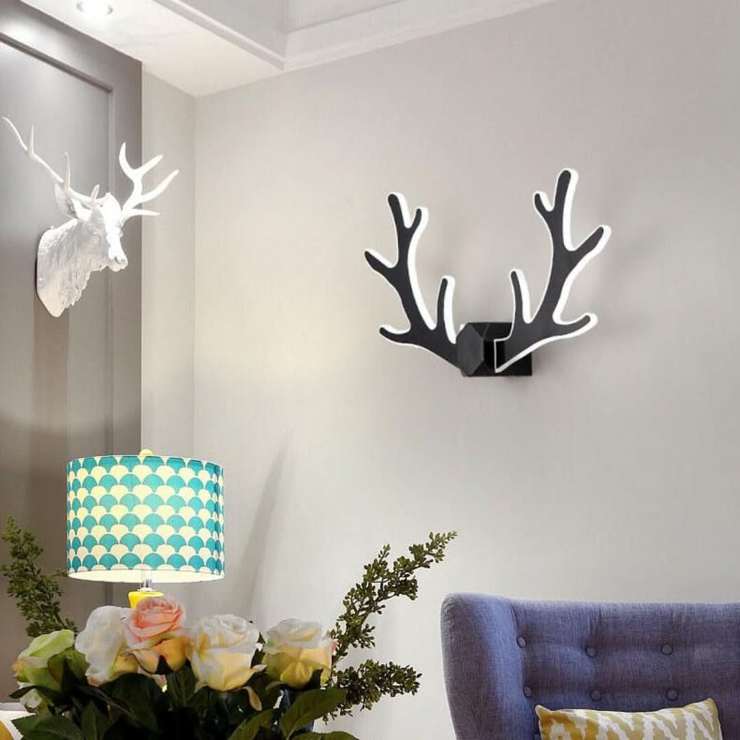 GeweiGlow - sencilla lámpara de pared con forma de asta y un brazo LED
