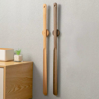 Minimalistická drevená obúvacia lyžica s nástenným držiakom