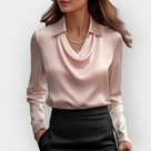Blusa elegante de satén con cuello cascada