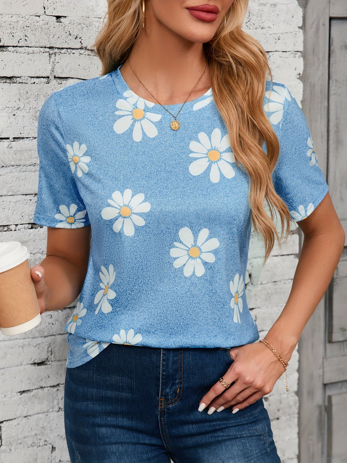 Daisy Flower Print Crewneck T-shirt – Casual and Breathable for Spring and Summer