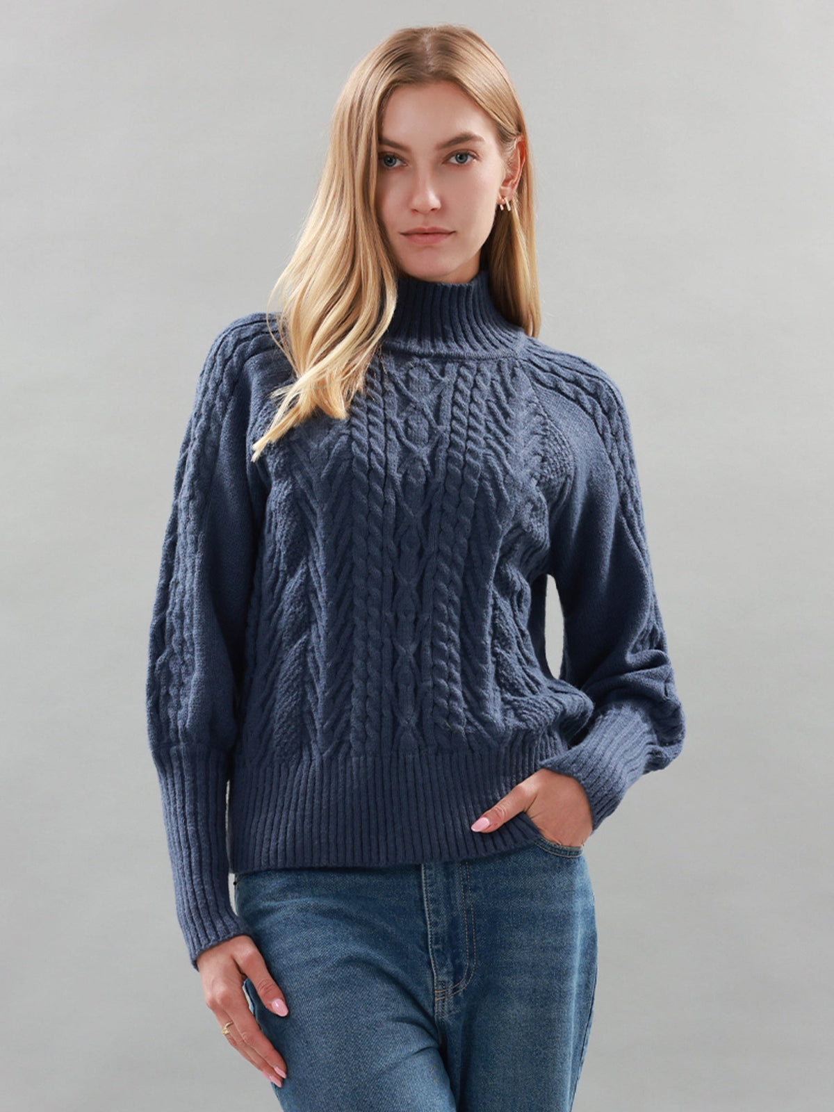 Pullover elegante da donna in maglia con collo alto – comodo