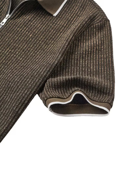 Polo à col zippé avec texture côtelée