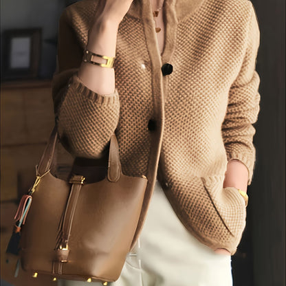 Maglione in maglia da donna con collo alto – comodo e intramontabile