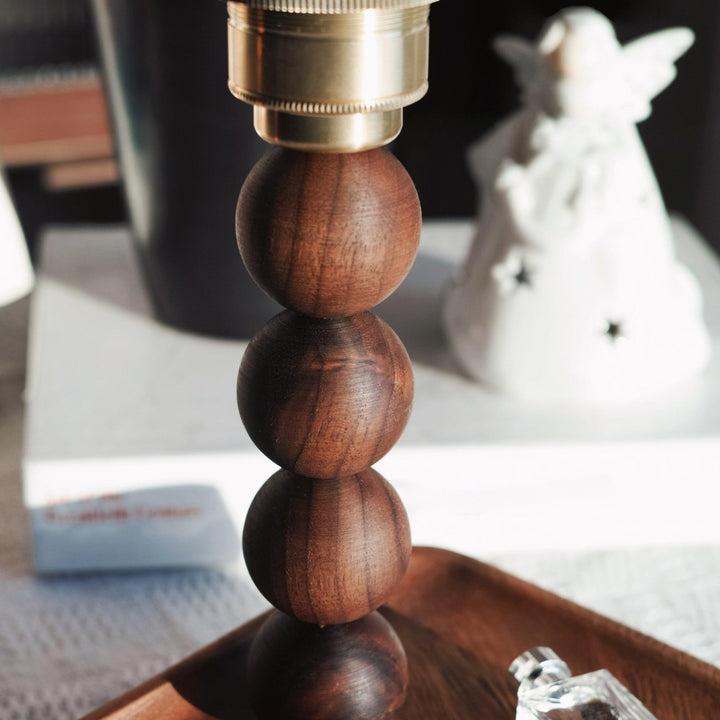 Lámpara de mesa moderna regulable de nogal y vidrio