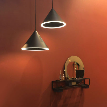 Lámpara colgante LED moderna de anillo con diseño cónico