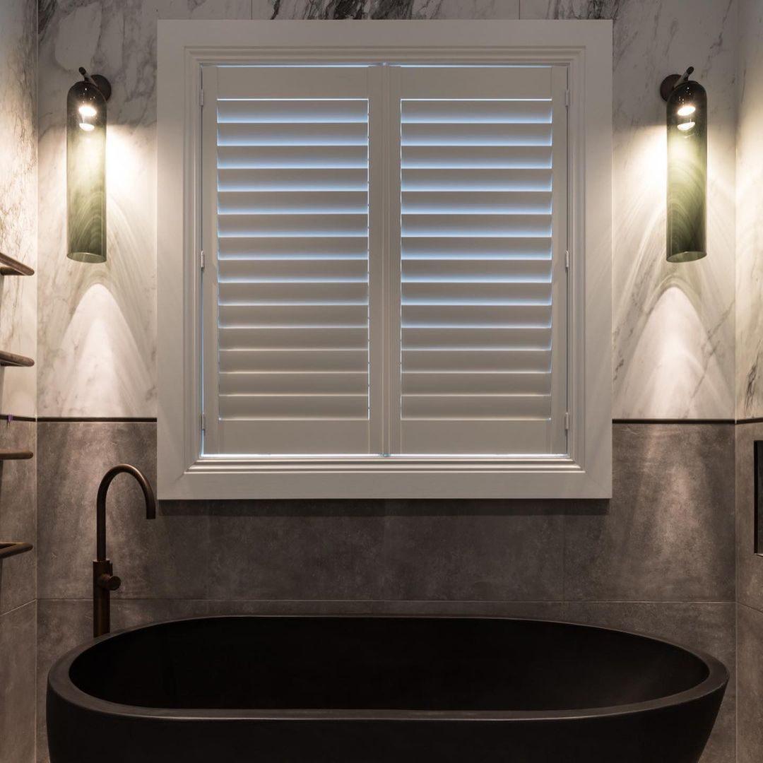 Cylindrical Glass Wall Lamp with Luxurious Finish – Decorative LED Sconce for Modern Interiors