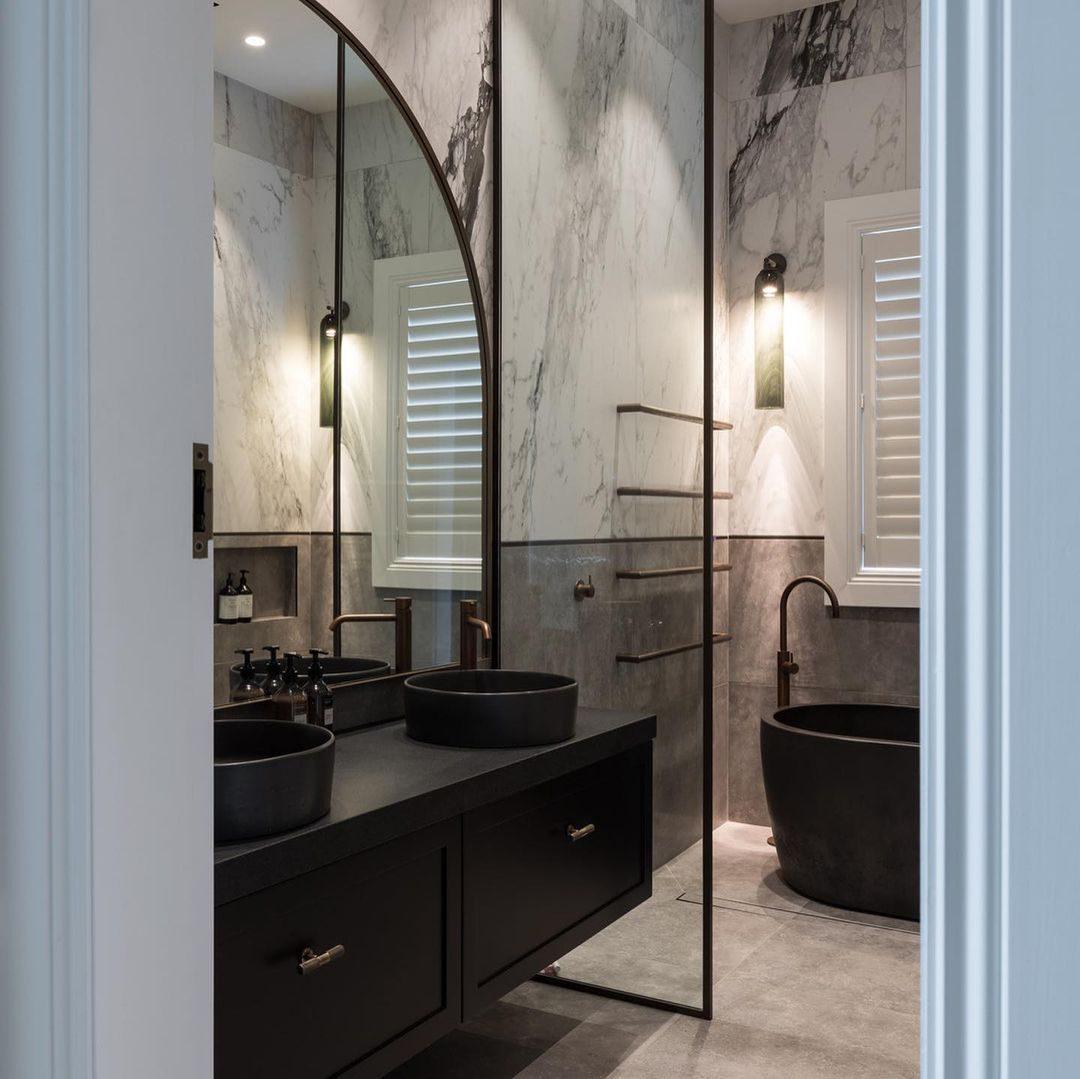 Cylindrical Glass Wall Lamp with Luxurious Finish – Decorative LED Sconce for Modern Interiors