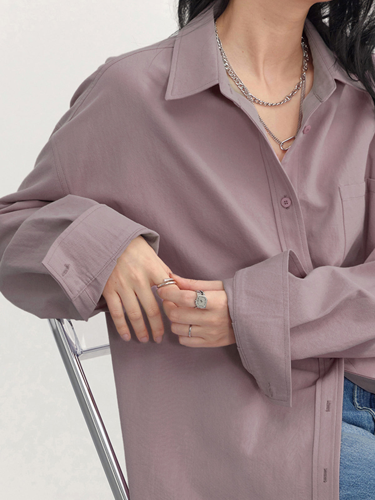 Blusa descontraída e larga para senhora, com bolso no peito e fecho de botões