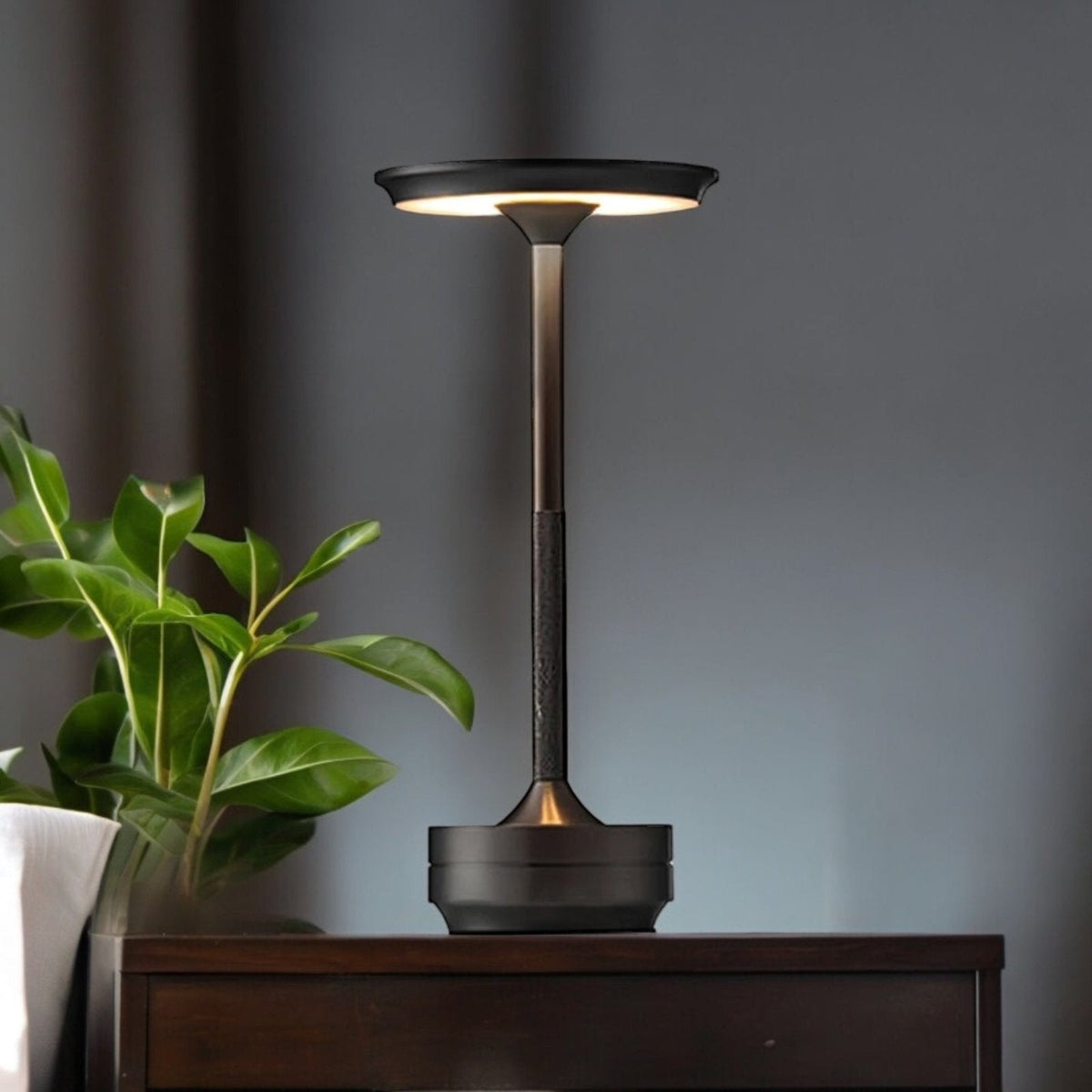 Lámpara de mesa Aura Luxe – Diseño moderno con luz cálida y regulable