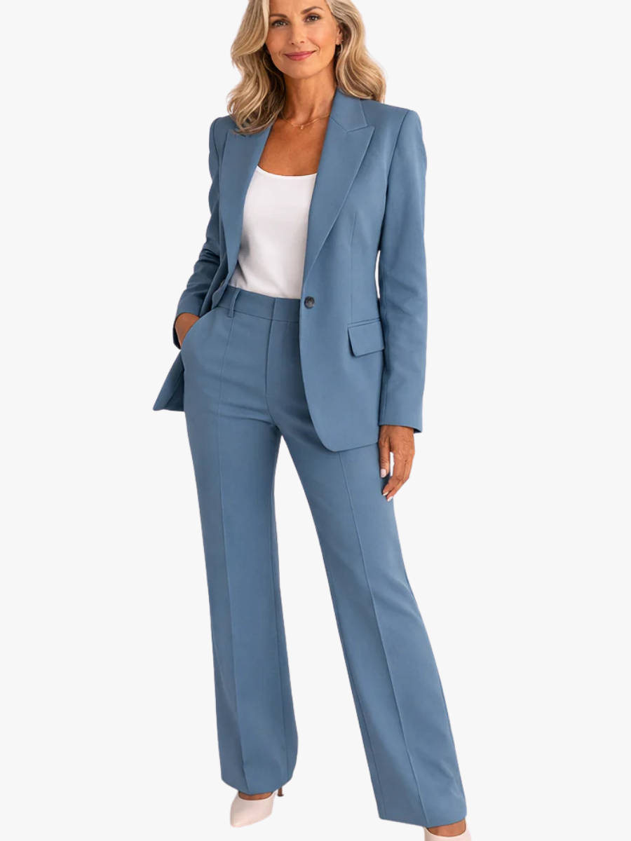 Žensko elegantno odijelo s krojenim sakoom