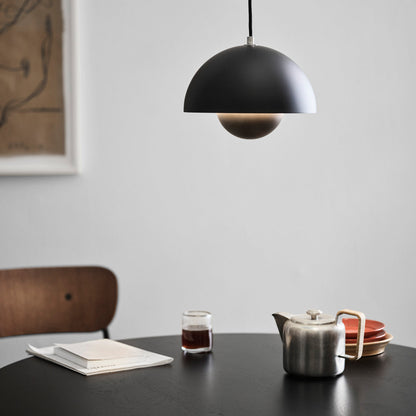 Elegante Deckenleuchte aus Holz mit warmem Licht