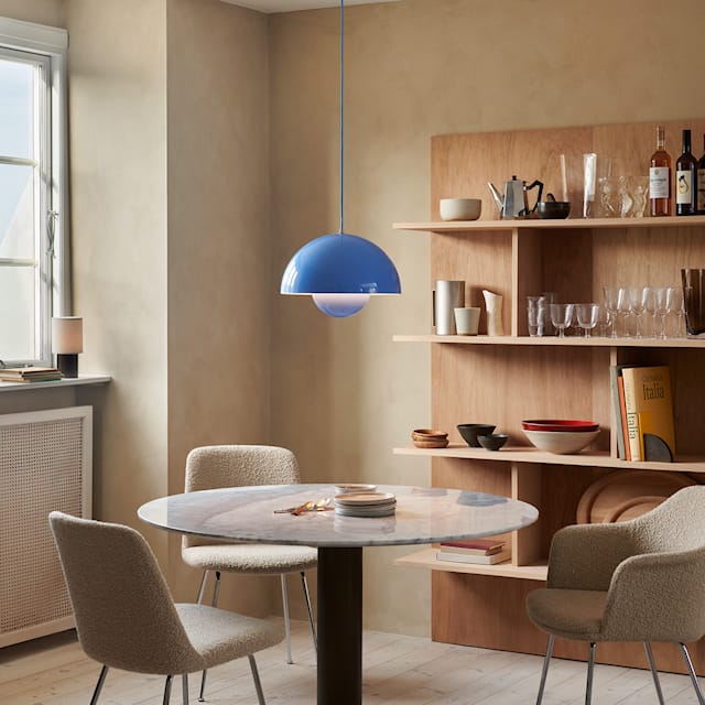 Elegante Deckenleuchte aus Holz mit warmem Licht