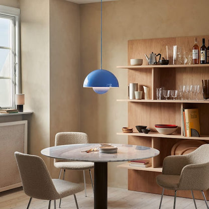 Elegante Deckenleuchte aus Holz mit warmem Licht