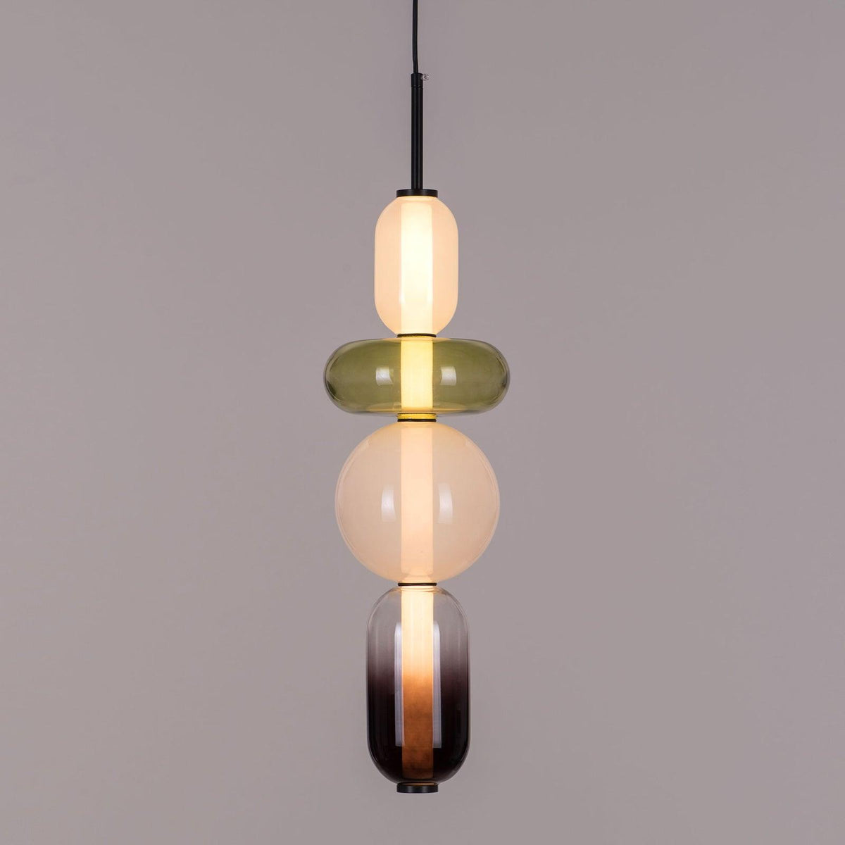 Závesná lampa s tienidlom z farebného skla – farebné LED osvetlenie