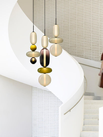 Závesná lampa s tienidlom z farebného skla – farebné LED osvetlenie