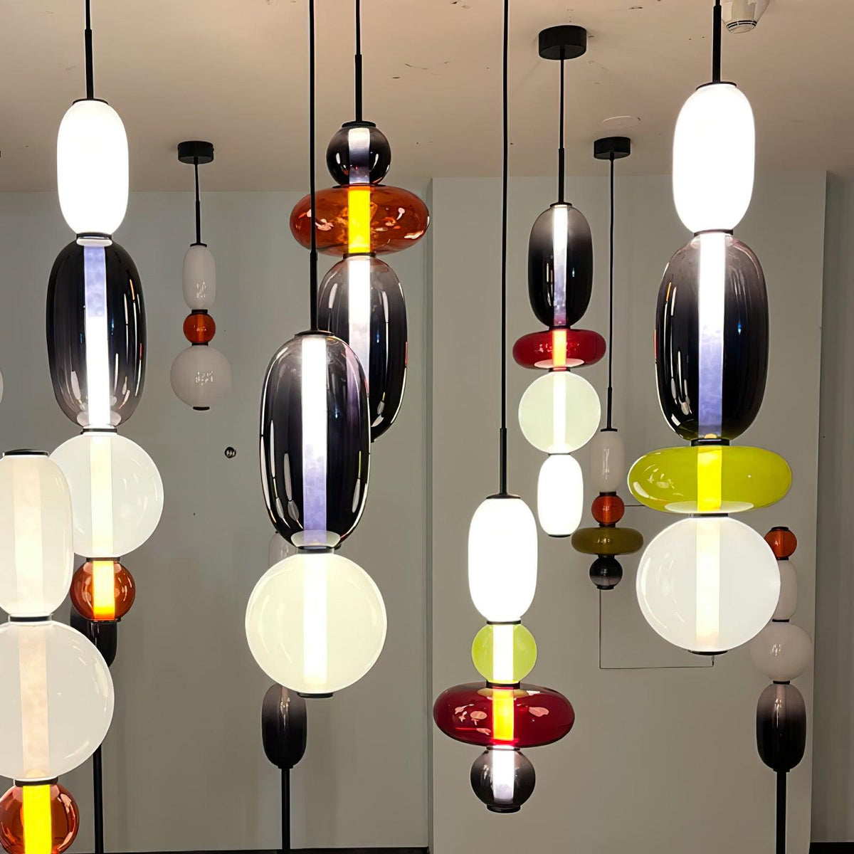 Závesná lampa s tienidlom z farebného skla – farebné LED osvetlenie