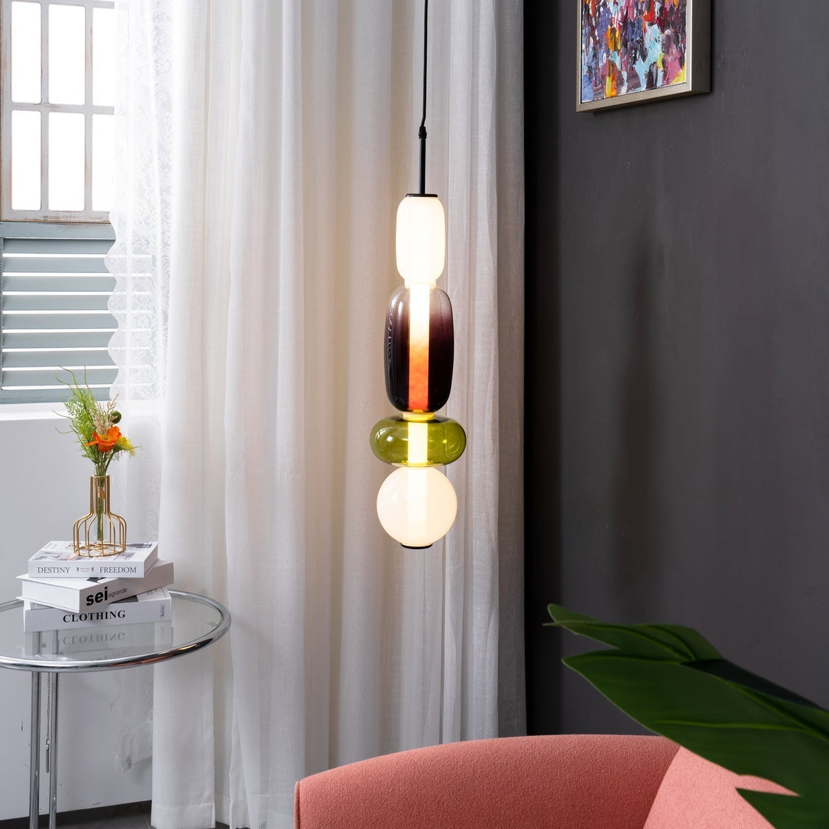 Závesná lampa s tienidlom z farebného skla – farebné LED osvetlenie