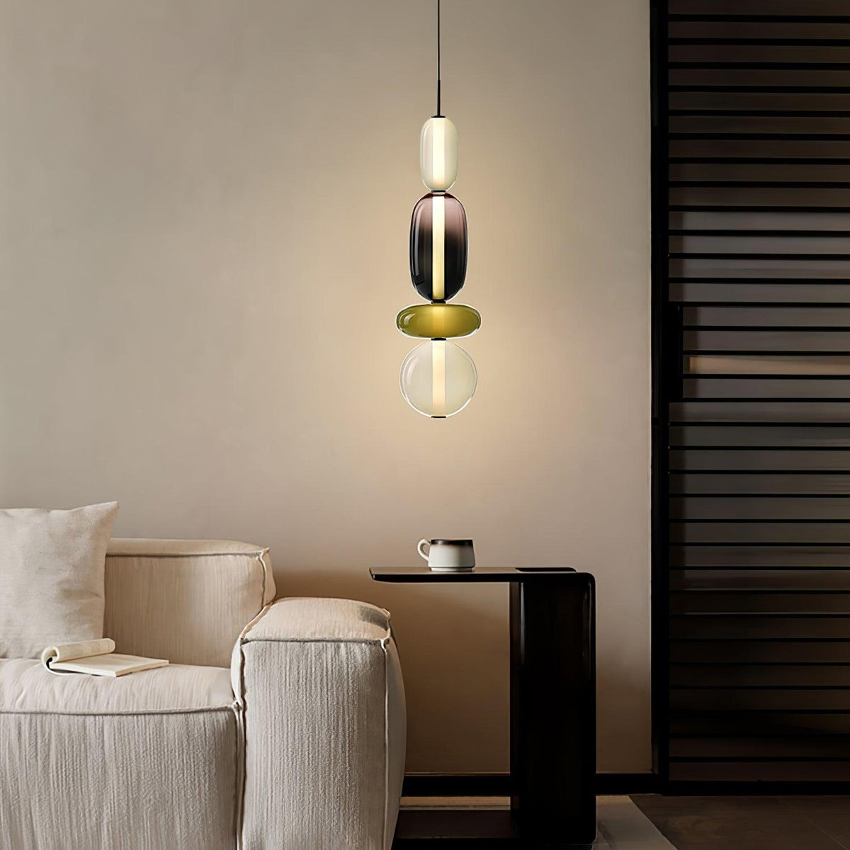 Závesná lampa s tienidlom z farebného skla – farebné LED osvetlenie
