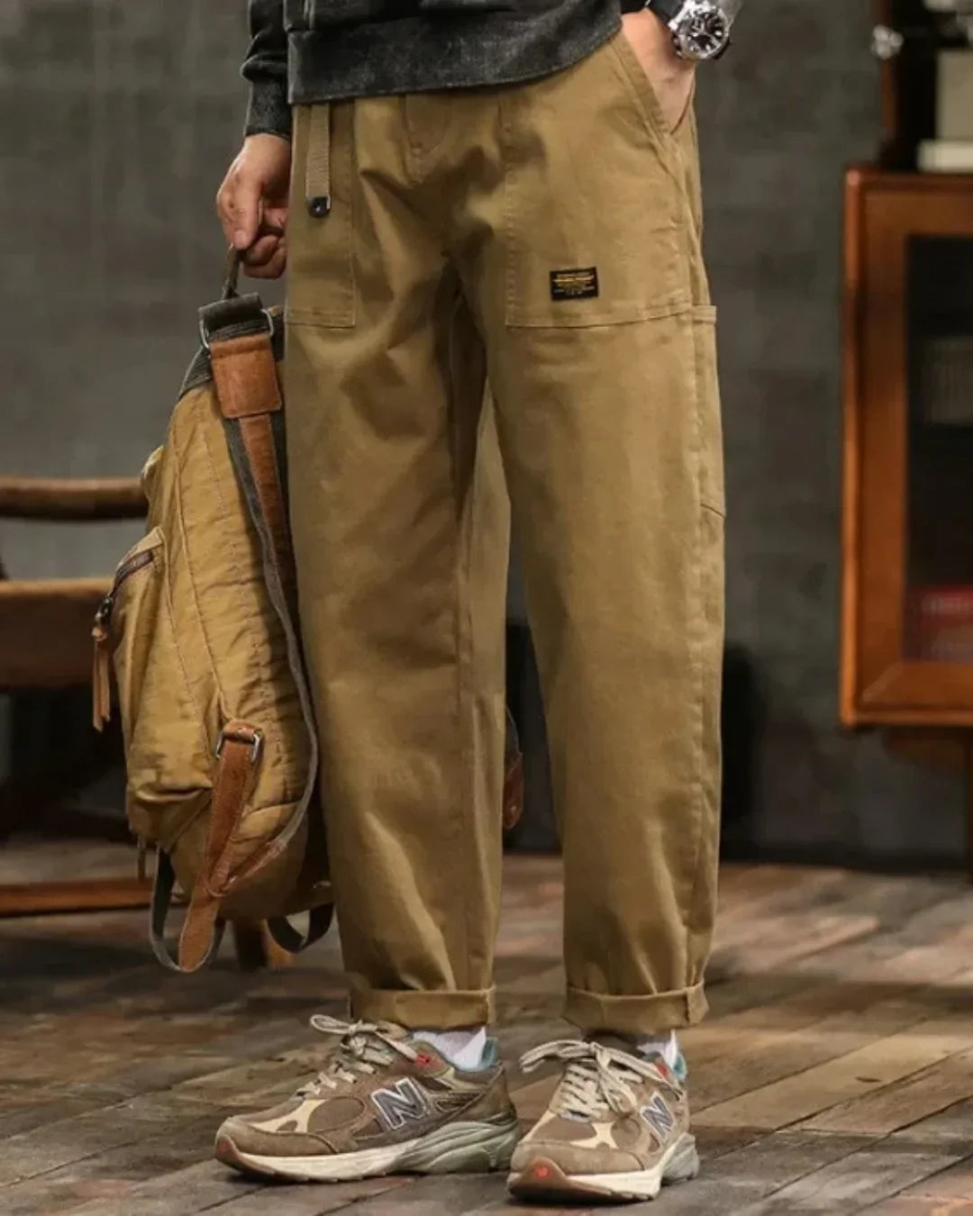 Cargo trousers with many pockets and rolled-up hems