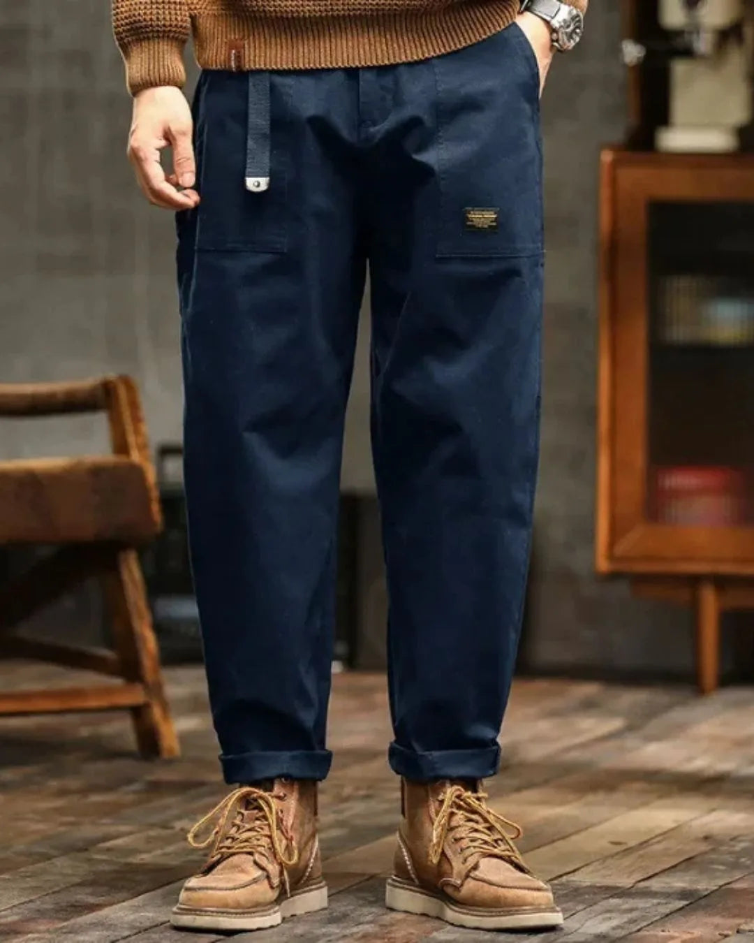 Cargo trousers with many pockets and rolled-up hems