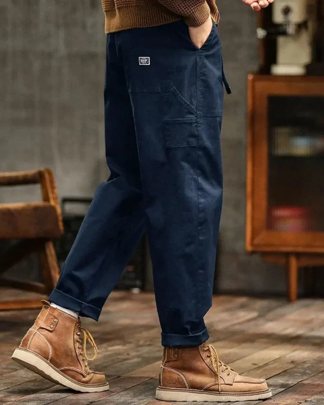 Cargo trousers with many pockets and rolled-up hems