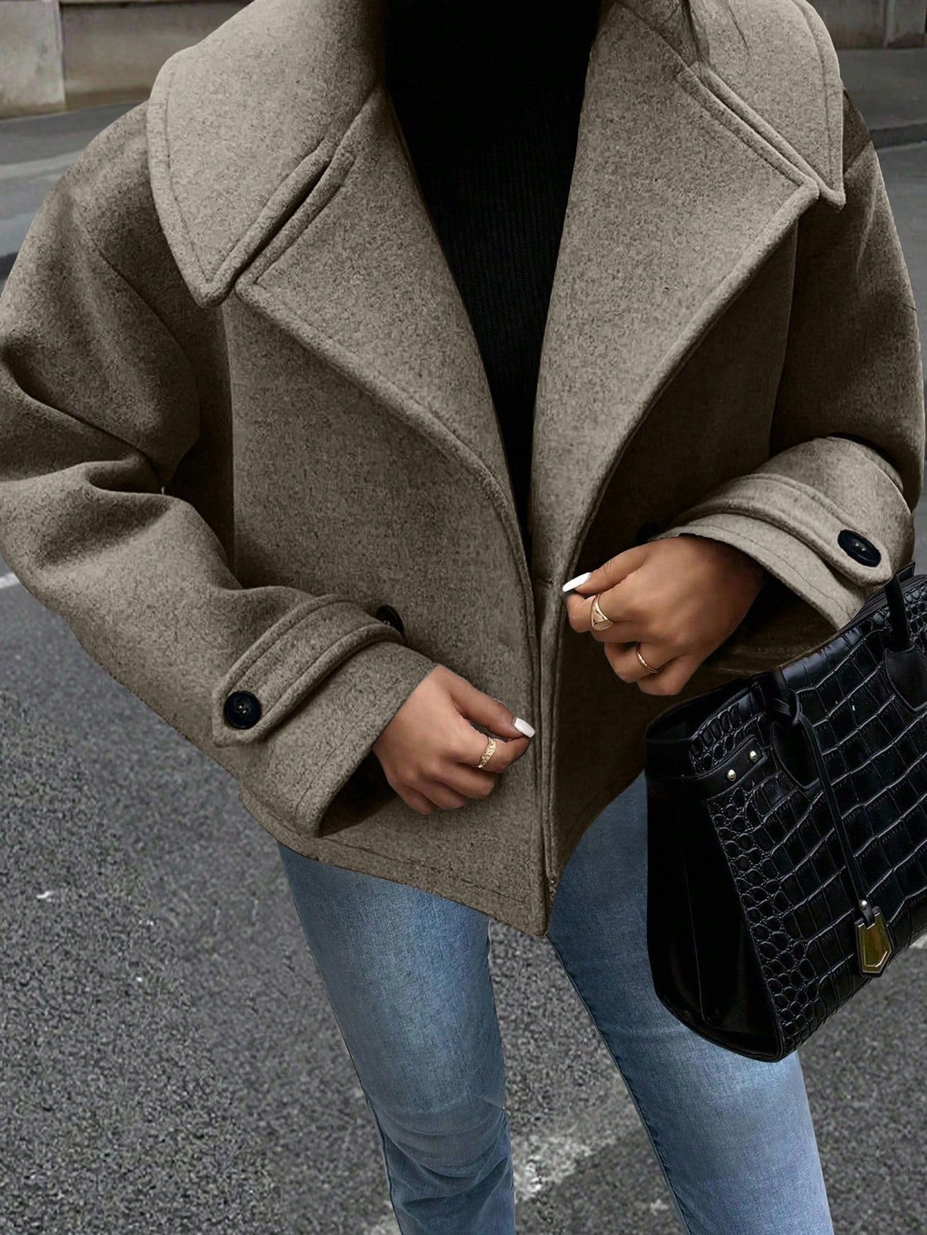 Casual coat with double-breasted closure and wide collar