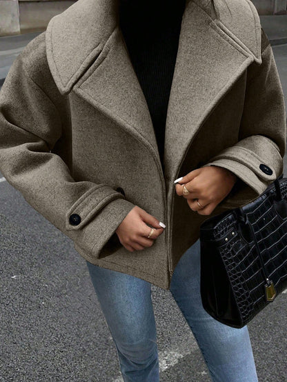 Casual coat with double-breasted closure and wide collar