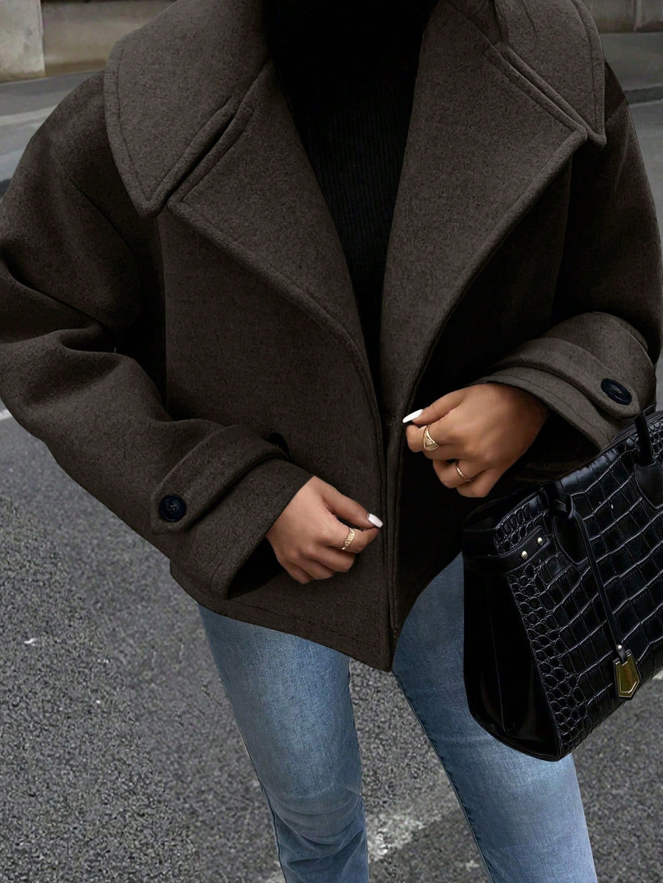 Casual coat with double-breasted closure and wide collar