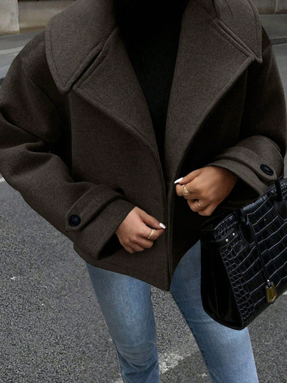 Casual coat with double-breasted closure and wide collar