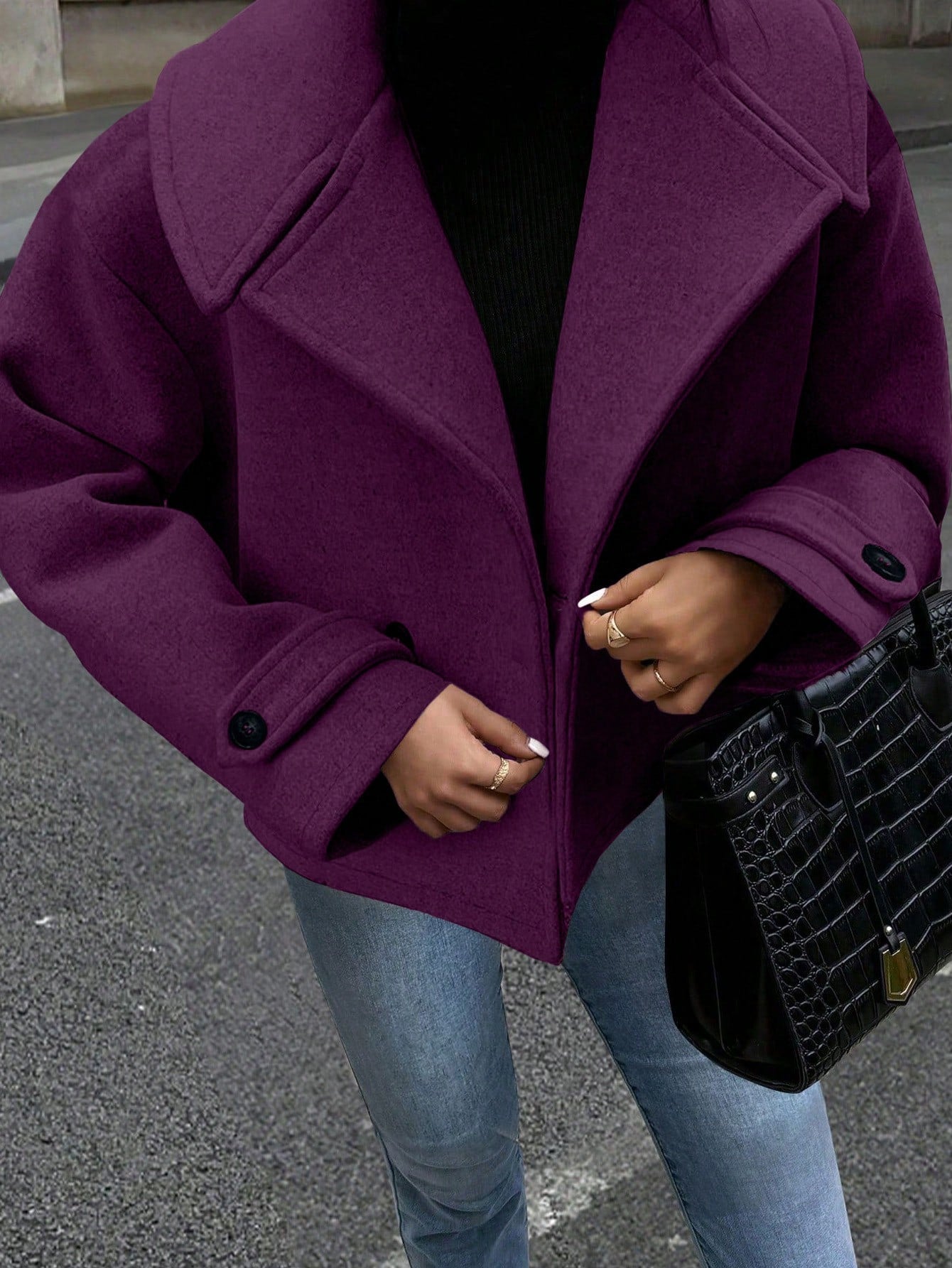 Casual coat with double-breasted closure and wide collar
