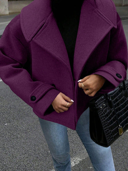 Casual coat with double-breasted closure and wide collar