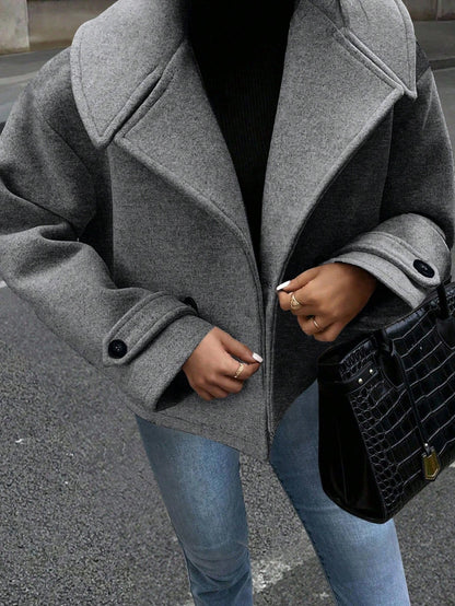 Casual coat with double-breasted closure and wide collar