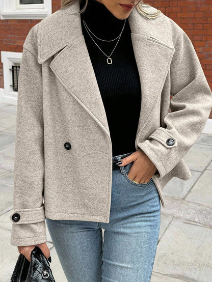 Casual coat with double-breasted closure and wide collar