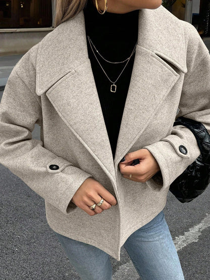 Casual coat with double-breasted closure and wide collar